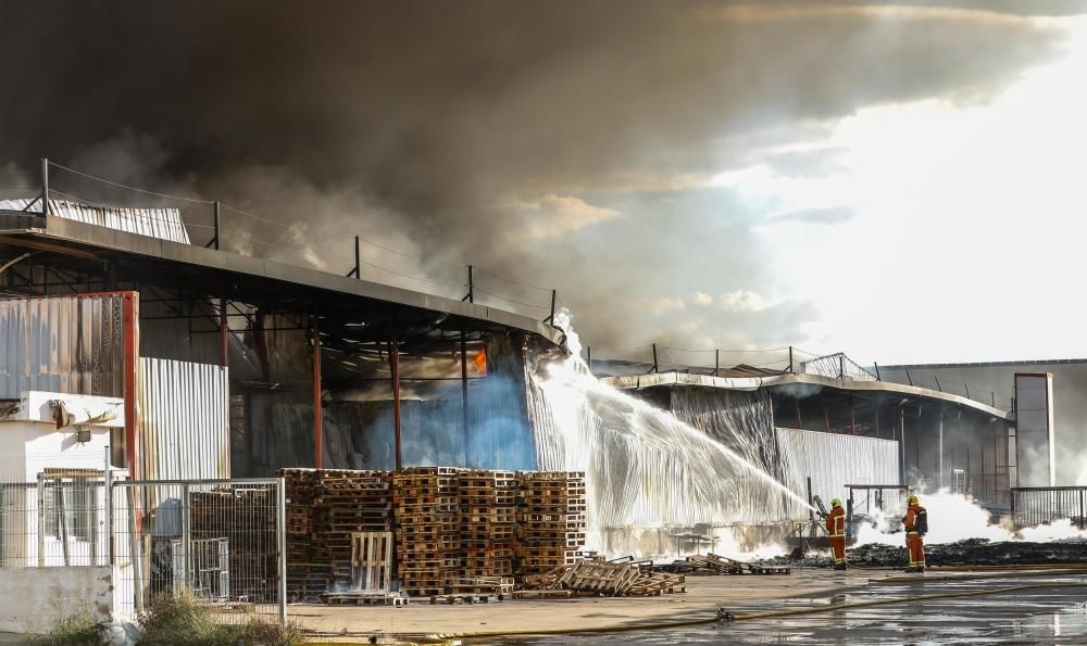 Un incendio arrasa una empresa de regalos en Manises