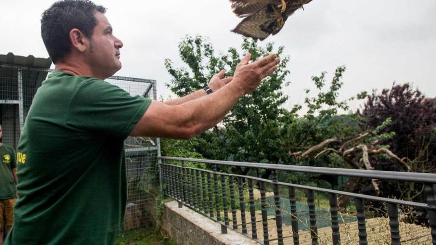 Gonzalo Rubio liberando un águila.