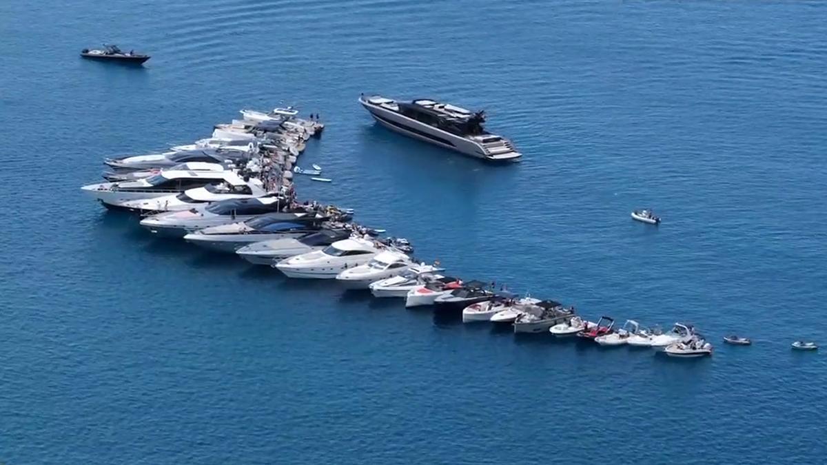 Fiesta con música a todo volumen entre 30 barcos en aguas de Formentera