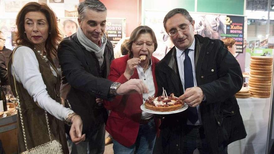 Rosa Quintana degustando pulpo, con Viso y Díaz, de un plato que sostiene Argimiro Marnotes. / B.Lorenzo