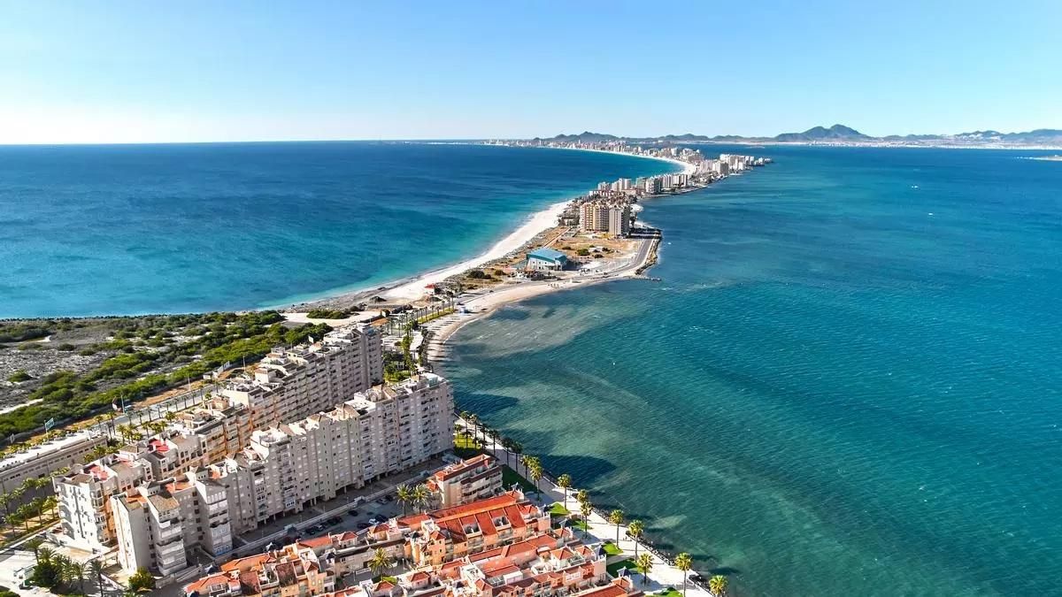 La calle más larga de España está entre dos mares y es conocida como la Miami Beach española: ni la Castellana, ni la Diagonal