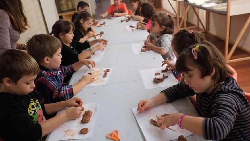 Menores asistentes al taller en el Museo de Zamora.