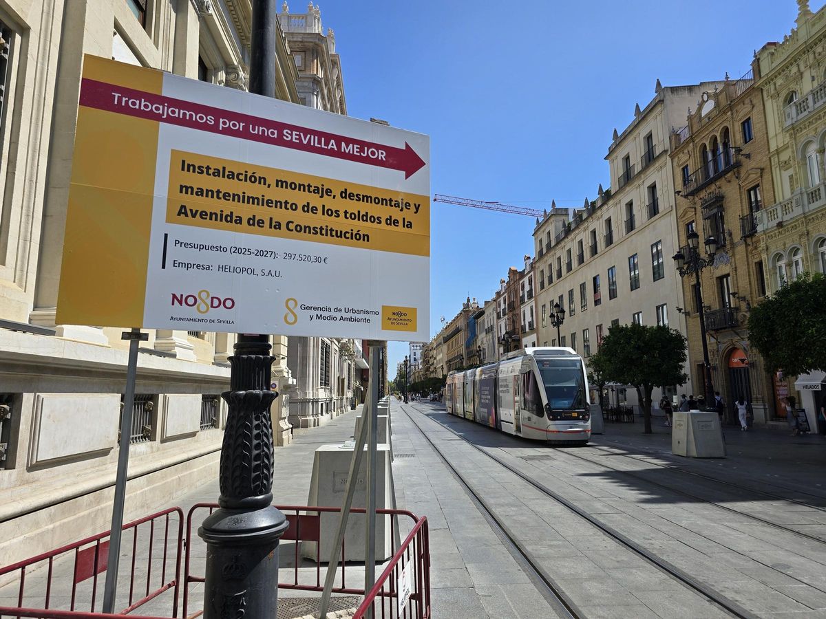 Cartel informativo junto a las bases que sujetarán los toldos en esta avenida.