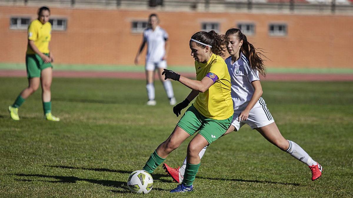 La capitana del Caja Rural gira sobre sí misma con el balón y trata de dejar atrás a una oponente. | Nico Rodríguez