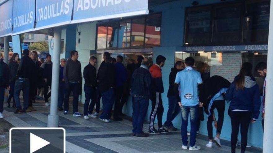 Aficionados esperaron a última hora para comprar las entradas // JORGE ÁLVAREZ