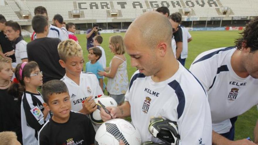 Ander Lafuente firma balones a los chavales.