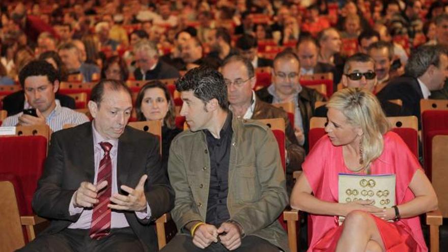 Por la izquierda, Quini, Chechu Rubiera y Vanesa Galán, ayer, en la Laboral.