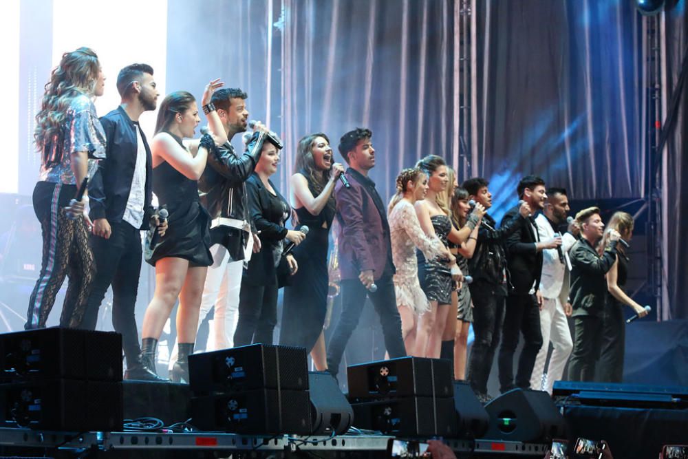 Los 16 concursantes de la última edición de Operación Triunfo llenaron el Auditorio del Cortijo de Torres de emoción y espectáculo en un concierto que sirvió para repasar los temas que han marcado su paso por el programa y que demostró que el fenómeno televisivo ha regresado con más fuerza que nunca