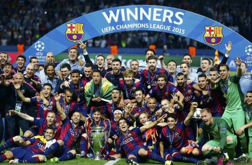 SOC: Barcelona players celebrate with the trophy after winning the Champions League final