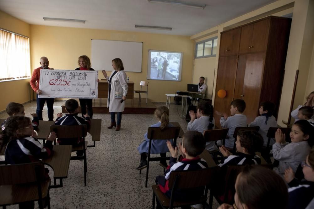 Entrega del cheque de la recaudación de la carrera solidaria a la Asociación Galbán