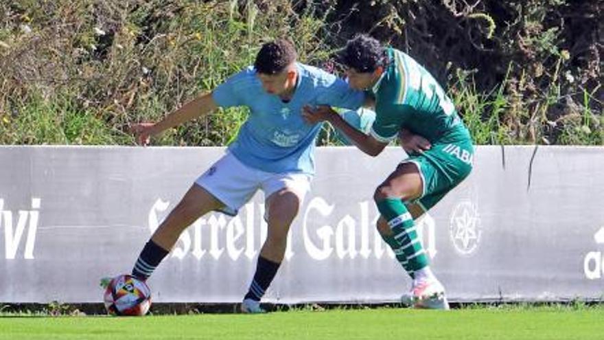 Johan, del Coruxo, presiona a un jugador del Celta C, ayer en las instalaciones de A Madroa. // MARTA G. BREA