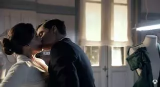 El otro beso de Aitana Sánchez-Gijón y Maxi Iglesias (con tortazo) hace más de una década con su historia de amor en 'Velvet': "Prometo no extralimitarme"