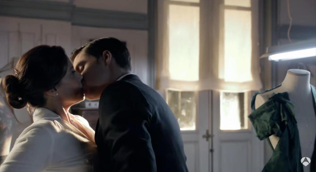 El otro beso de Aitana Sánchez-Gijón y Maxi Iglesias (con tortazo) hace más  de una década con su historia de amor en 'Velvet': "Prometo no  extralimitarme"