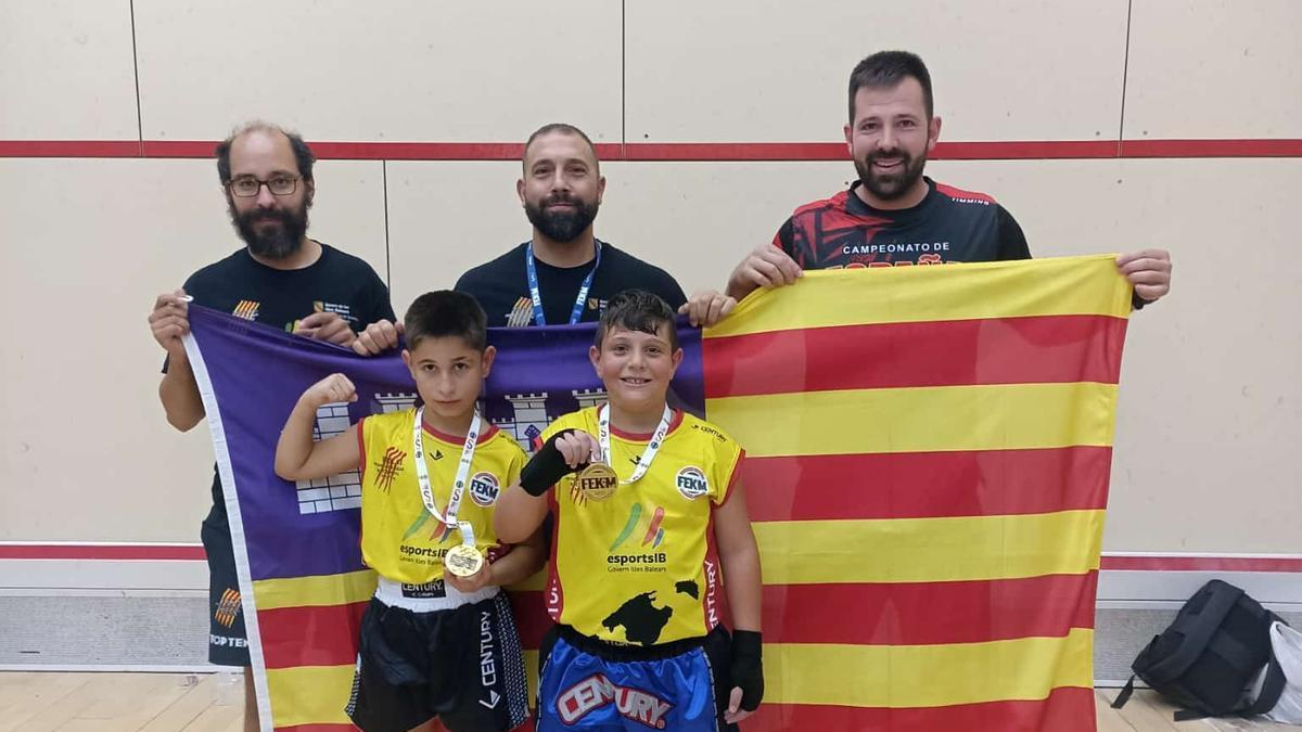 Imagen de Matías Fernández (derecha) con los seleccionadores de Baleares