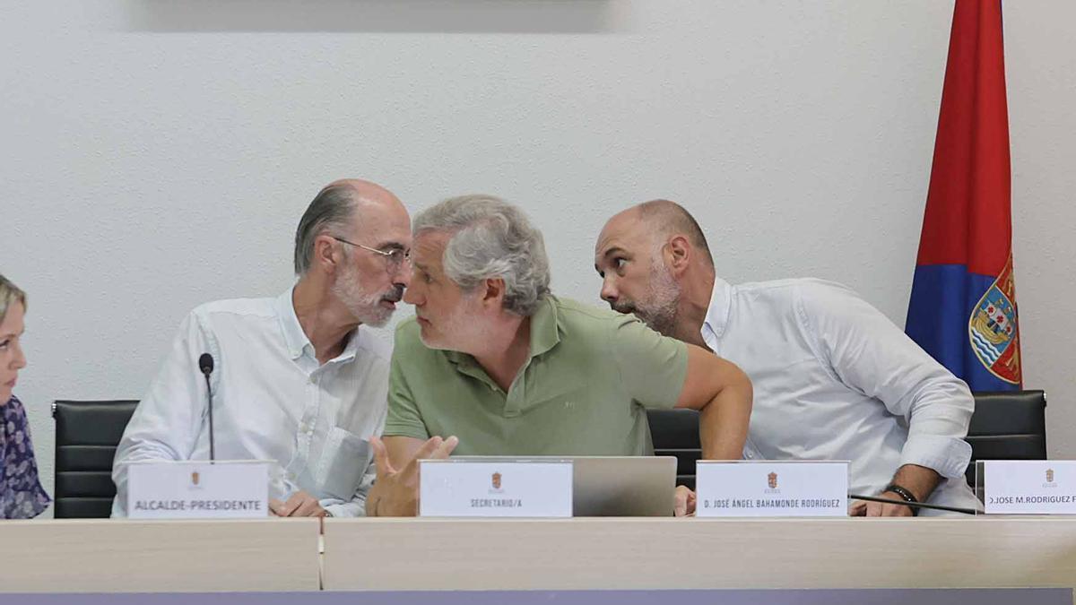 Almuiña y Bahamonde charlan antes de iniciarse el pleno extraordinario.