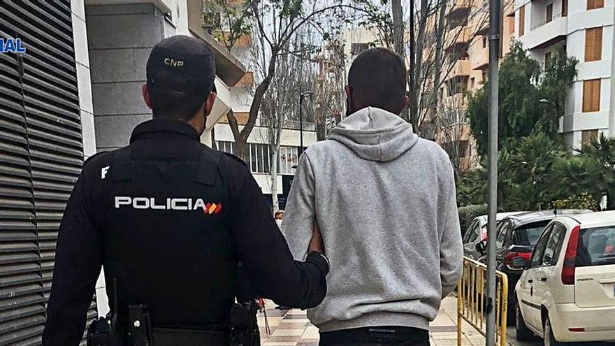 Traslado del detenido al juzgado de Eivissa. | POLICÍA NACIONAL