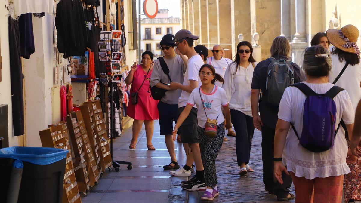 Turistas pasean en el entorno de la Mezquita Catedral.