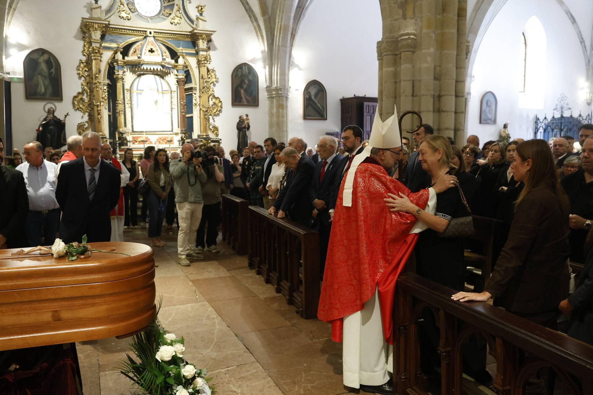 Las imágenes del funeral de Antonio Trevín en la basílica de Llanes.
