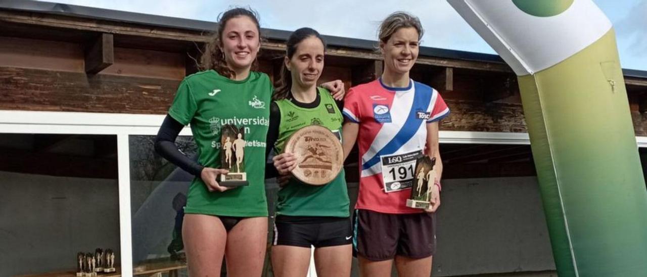 El podio femenino del regional celebrado en Tineo. |