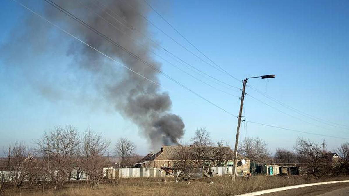 Una columna de humo en una casa bombardeada.