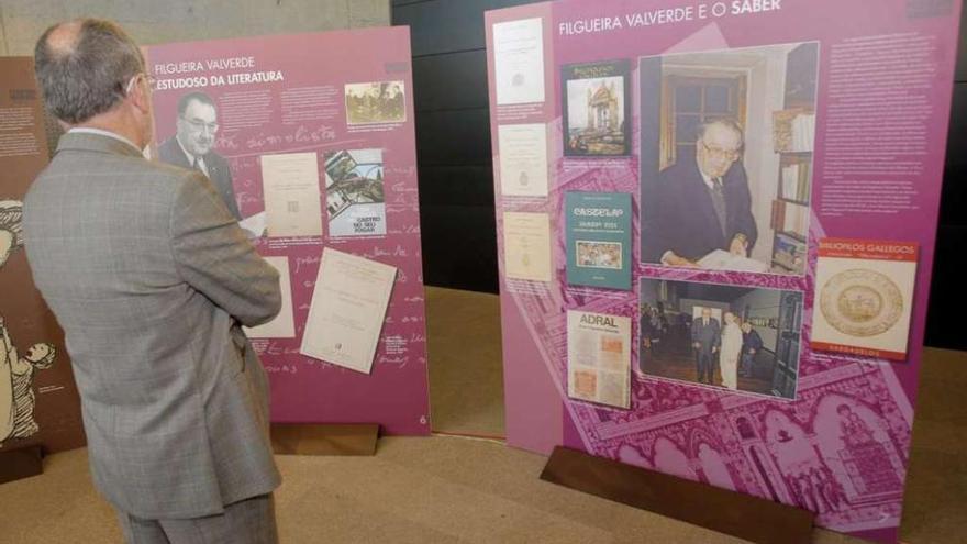 La exposición fue inaugurada ayer en la bliblioteca Ánxel Casal de Santiago.  // Xoán Álvarez