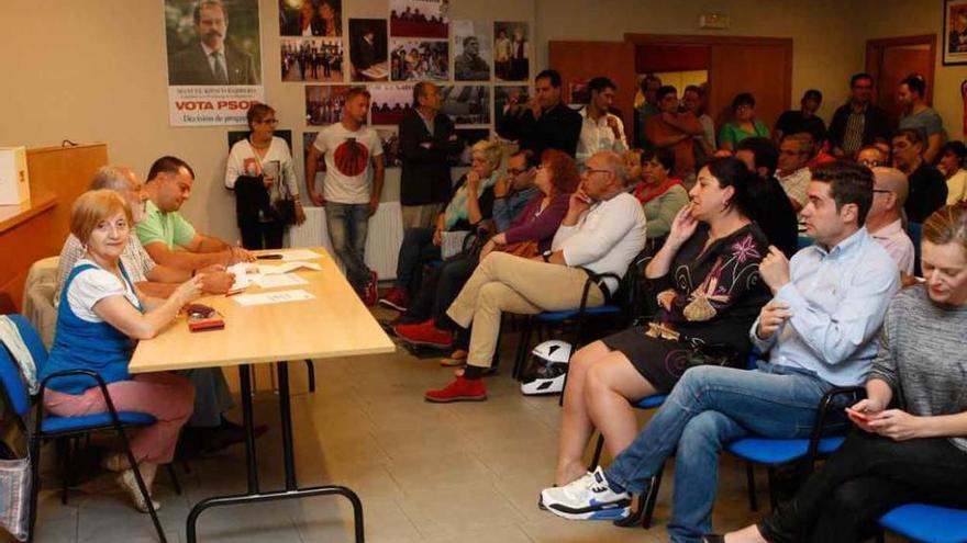 Militantes de la asamblea de la Agrupación local de Zamora antes de iniciarse la votación.