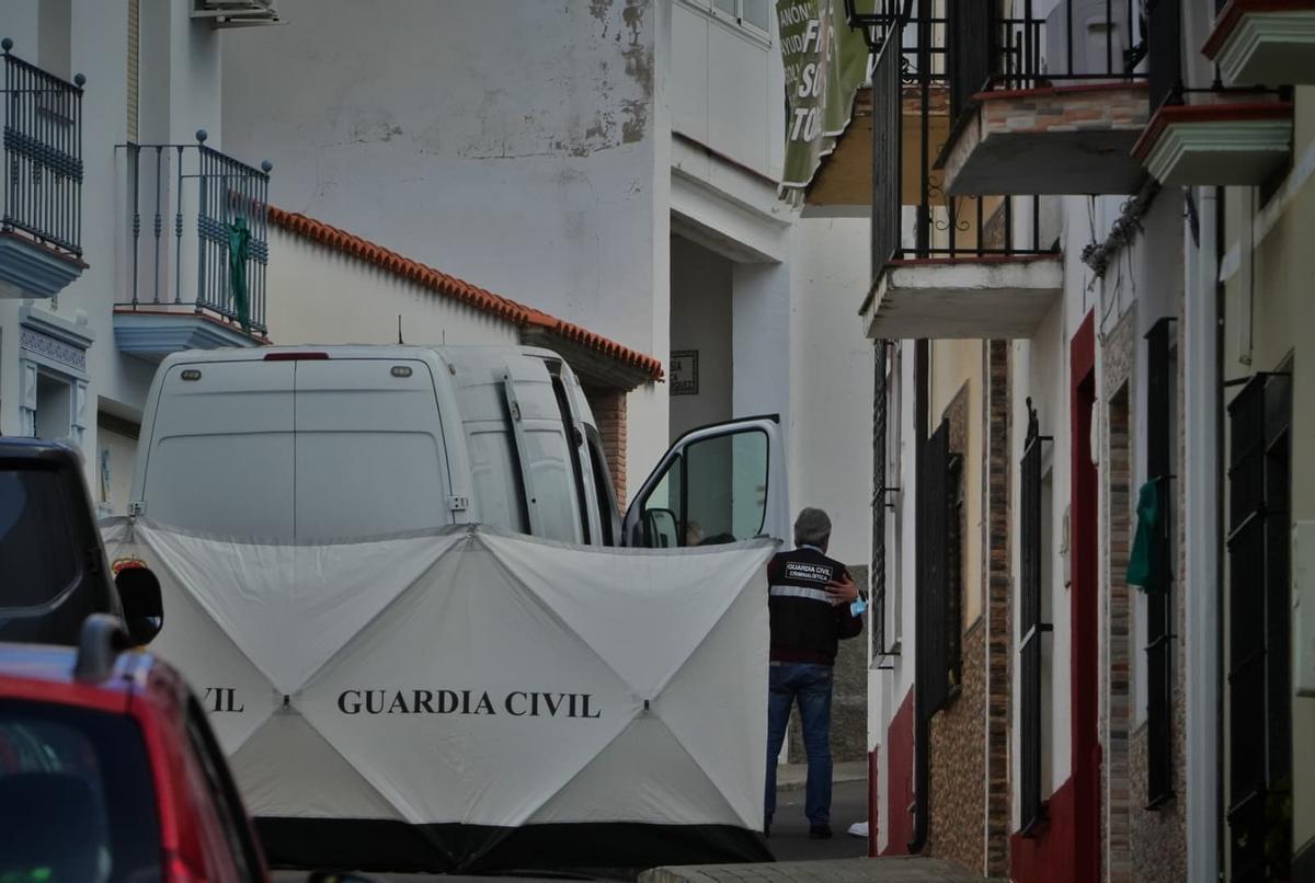 Fotogalería | El despliegue de la UCO en Hornachos, en imágenes