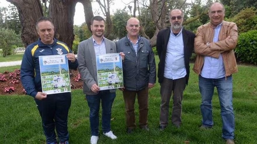 Organizadores y autoridades posan con el cartel. // Noé Parga