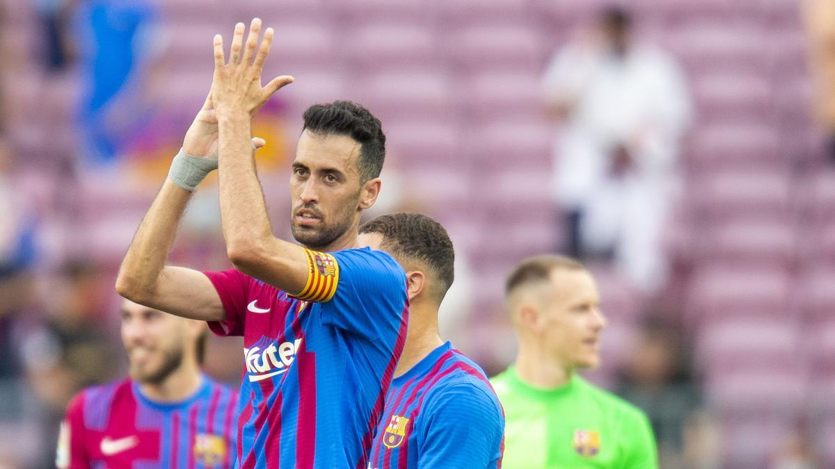 Sergio Busquets aplaude al público al finalizar el partido de liga en el Camp Nou entre el FC Barcelona y el Getafe