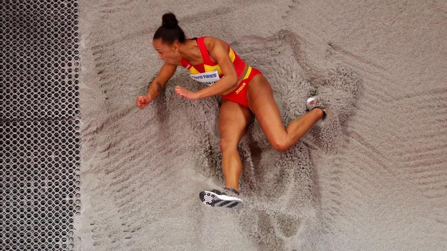 Ana Peleteiro, tras el salto que le valió la medalla.