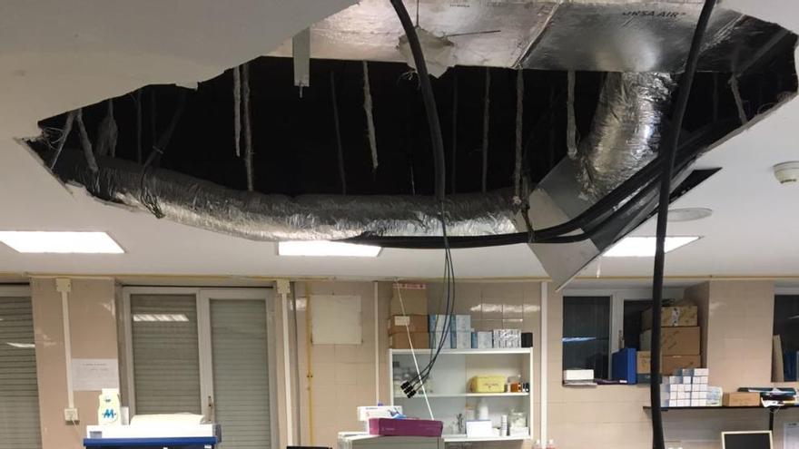 Un derrumbe en el techo del laboratorio del Hospital obliga a suspender las analíticas