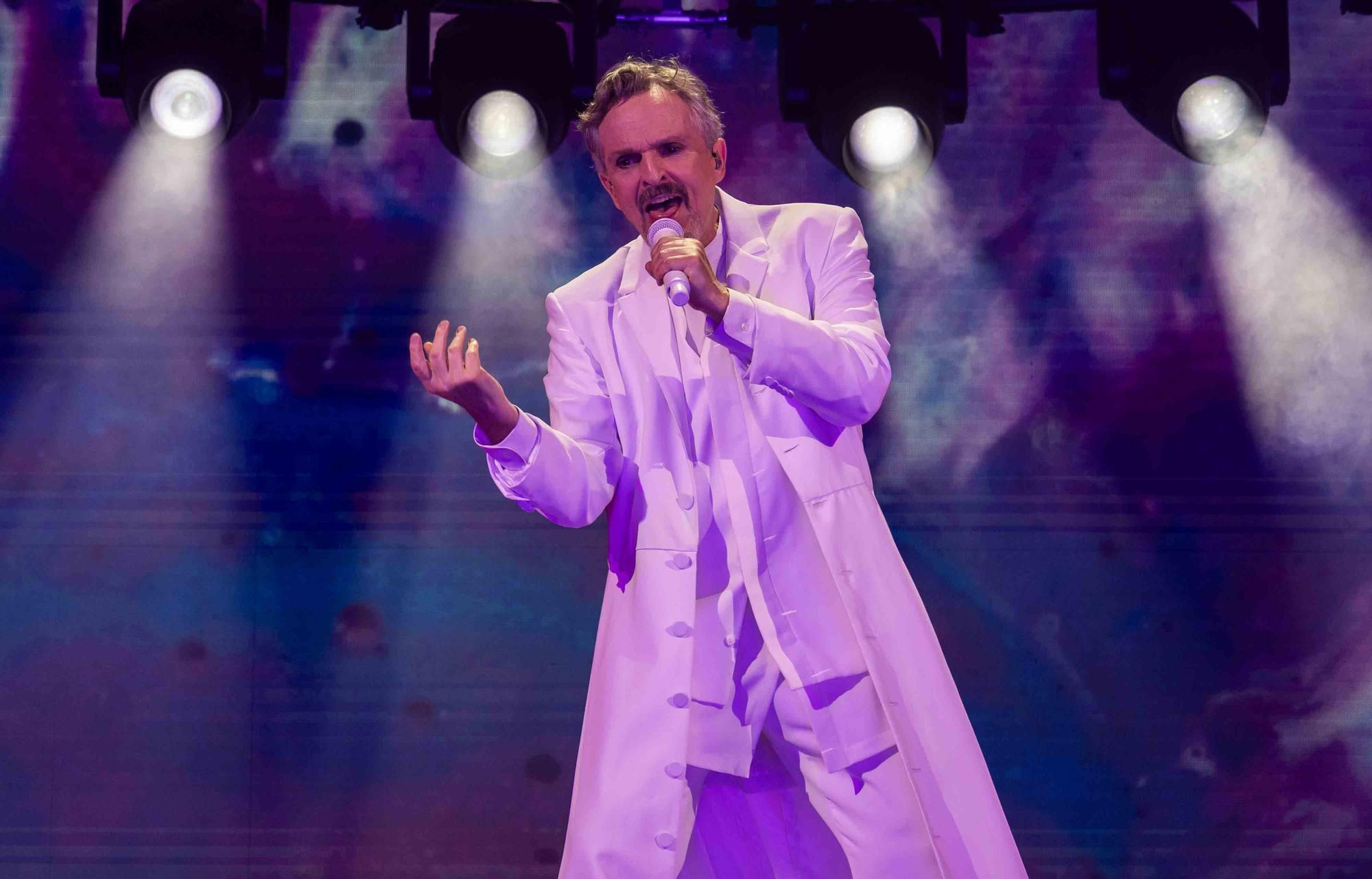 Miguel Bosé enamora al público de Alicante en la Plaza de Toros