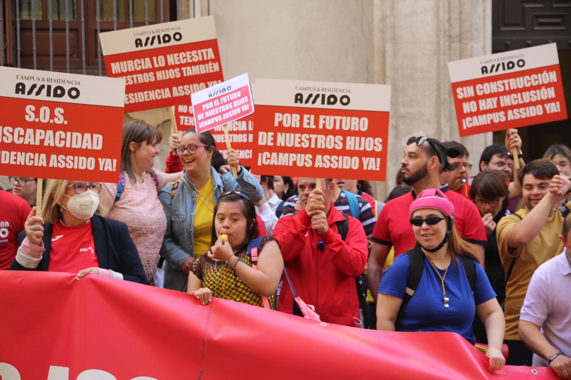 Concentración de Assido en Murcia ante la CHS