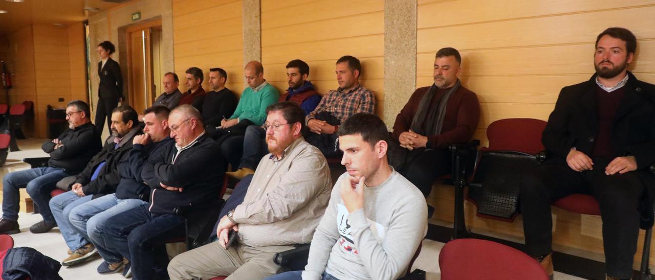 Bateeiros y políticos arousanos durante el debate parlamentario sobre la mejilla, ayer.