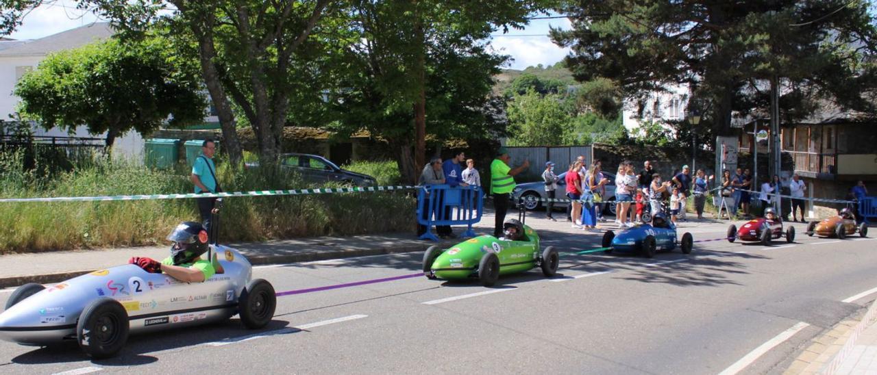 Distintos momentos de la carrera de coches de centros educativos en Puebla. | Araceli Saavedra