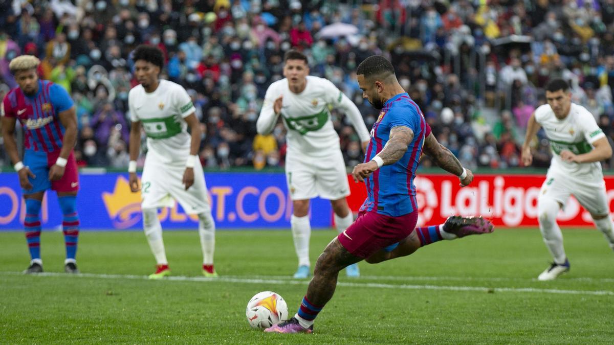 Memphis Depay marca de penalti en Elche