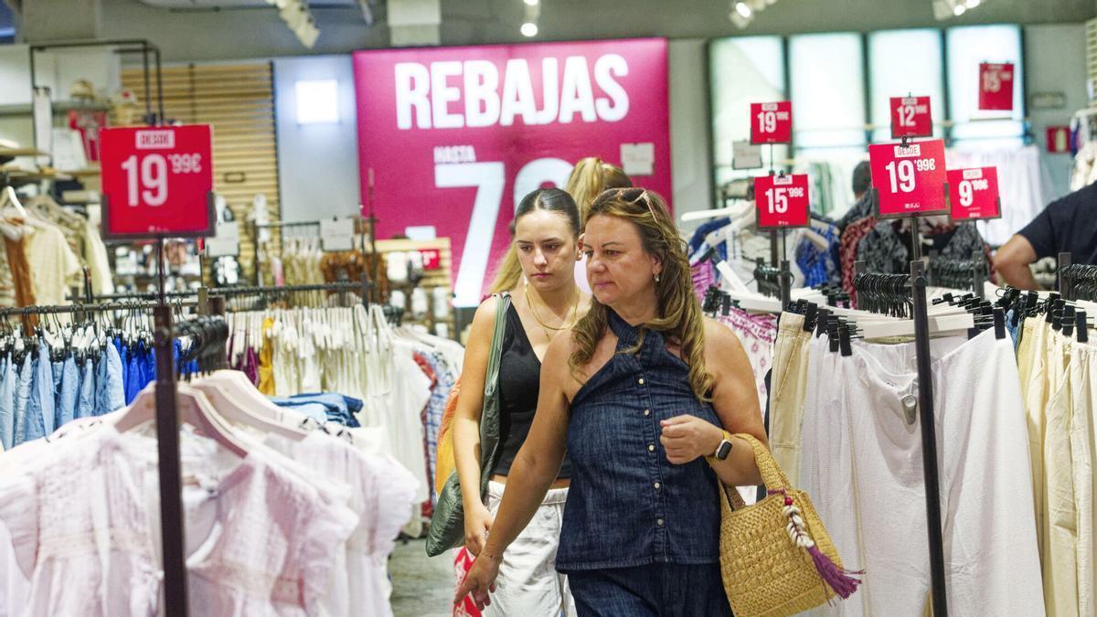 Rebajas con descuentos del 70% en textil.