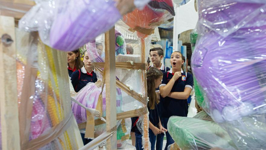 Visita a los talleres de las Hogueras Oficiales