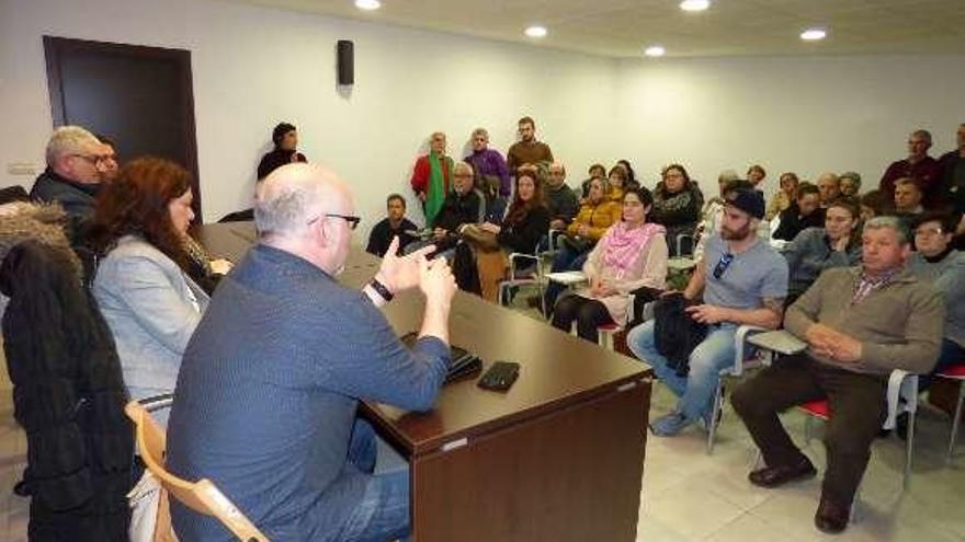 Celestino Díaz se dirige a los empresarios asistentes a la reunión.