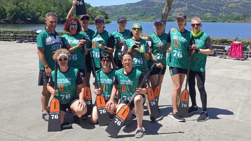 El equipo del Club Actividades Náuticas y Azayca posa para las cámaras en Muiños (Ourense)