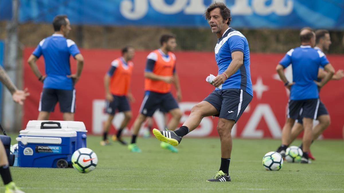 Quique, durante un entrenamiento del Espanyol en Sant Adrià.