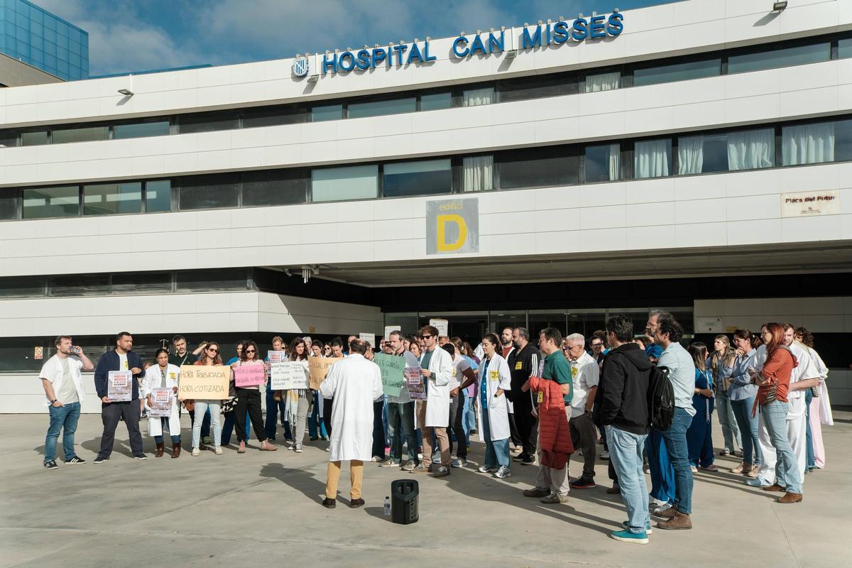 Concentración de médicos frente al hospital Can Misses durante la huelga nacional