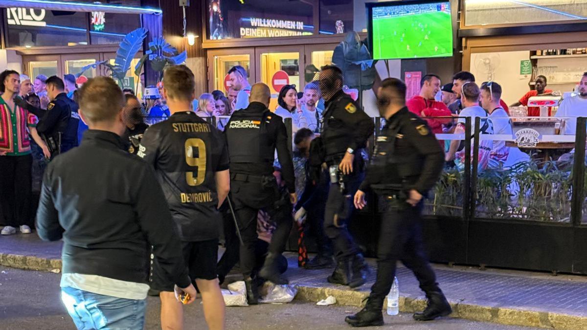 Mehrere Beamnten mussten den Mann zu Boden brigen.