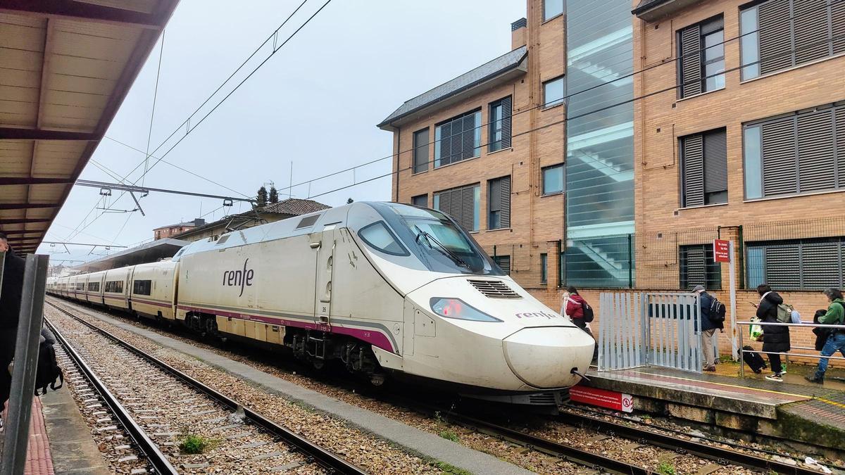 El "Alvia catalán" que conecta Vigo y Barcelona en tren, en la estación de Ponferrada en una imagen de archivo.