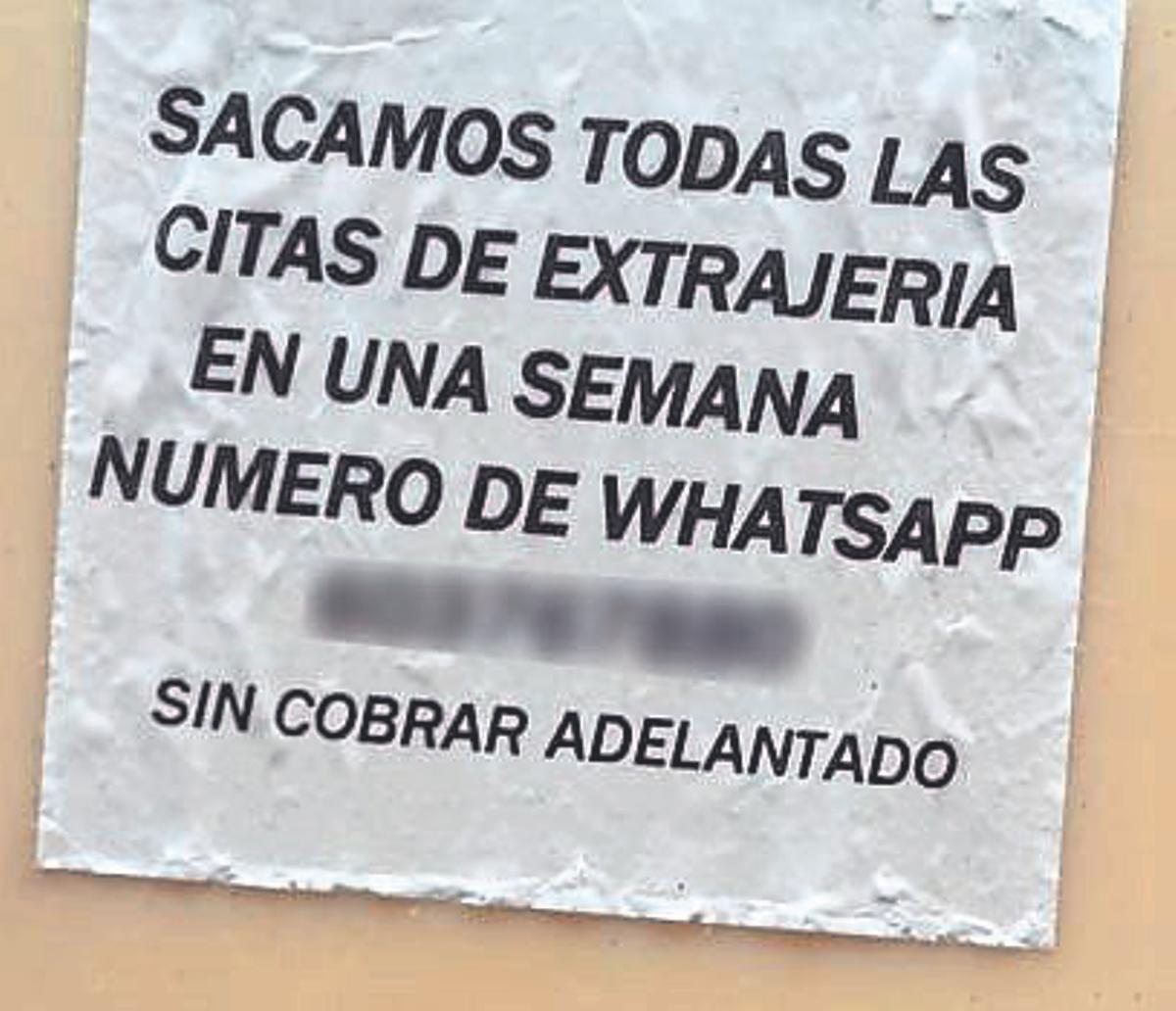 Pegatinas en la calle Manacor de Palma donde ofrecen ilegalmente y cobrando citas para Extranjería