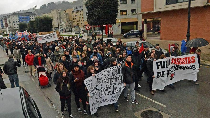 Cientos de personas protestan en La Felguera contra el fascismo