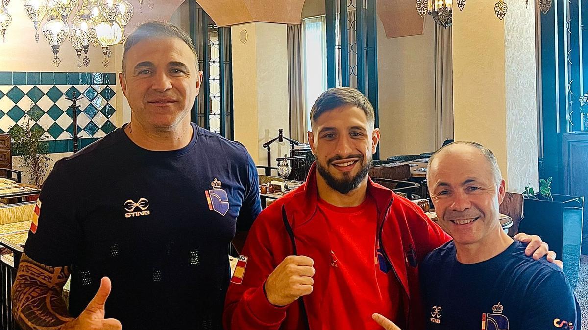 De izquierda a derecha, Carlos Formento, Samuel Carmona y Rafael Lozano, en Tashkent (Uzbekistán).