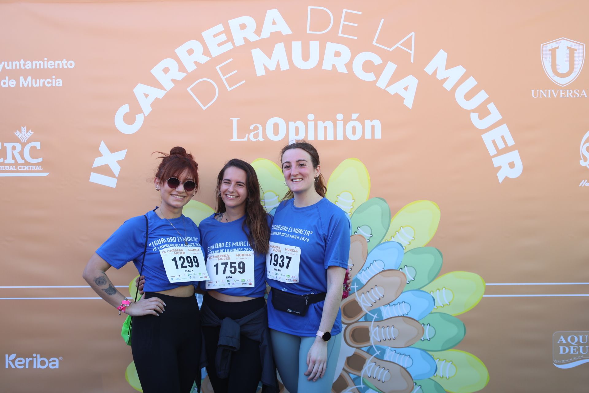 Las participantes posan en el photocall tras finalizar la Carrera de la mujer de Murcia