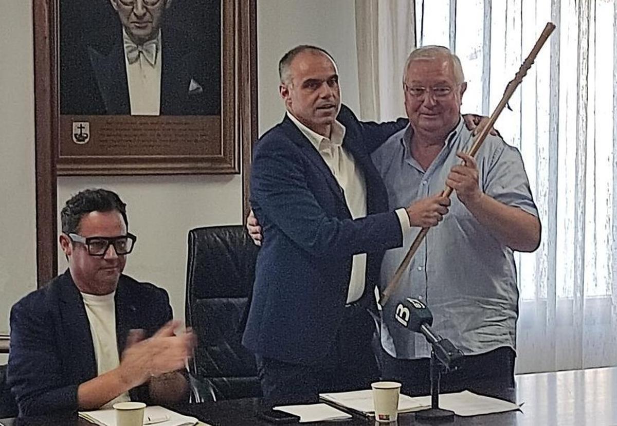 Martí Torres y Joan Monjo, durante el cambio del alcalde.