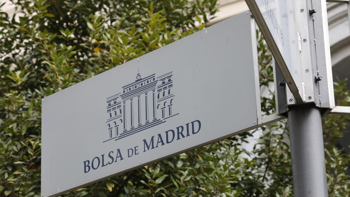 Cartel colocado en las inmediaciones del edificio de La Bolsa de Madrid.